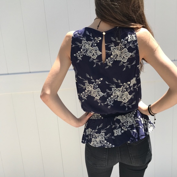 Resellers box! 3 tops for $10 - Picture 6 of 9